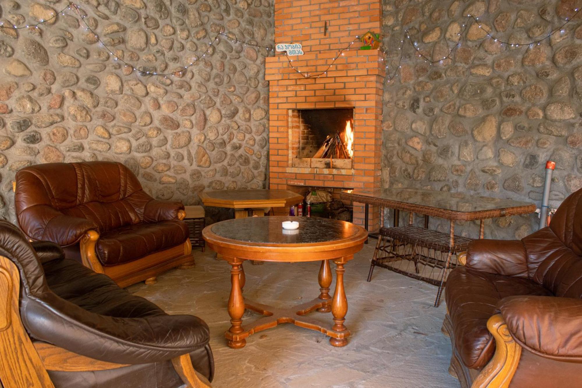 Guest House Oxygen Kazbegi Exteriör bild