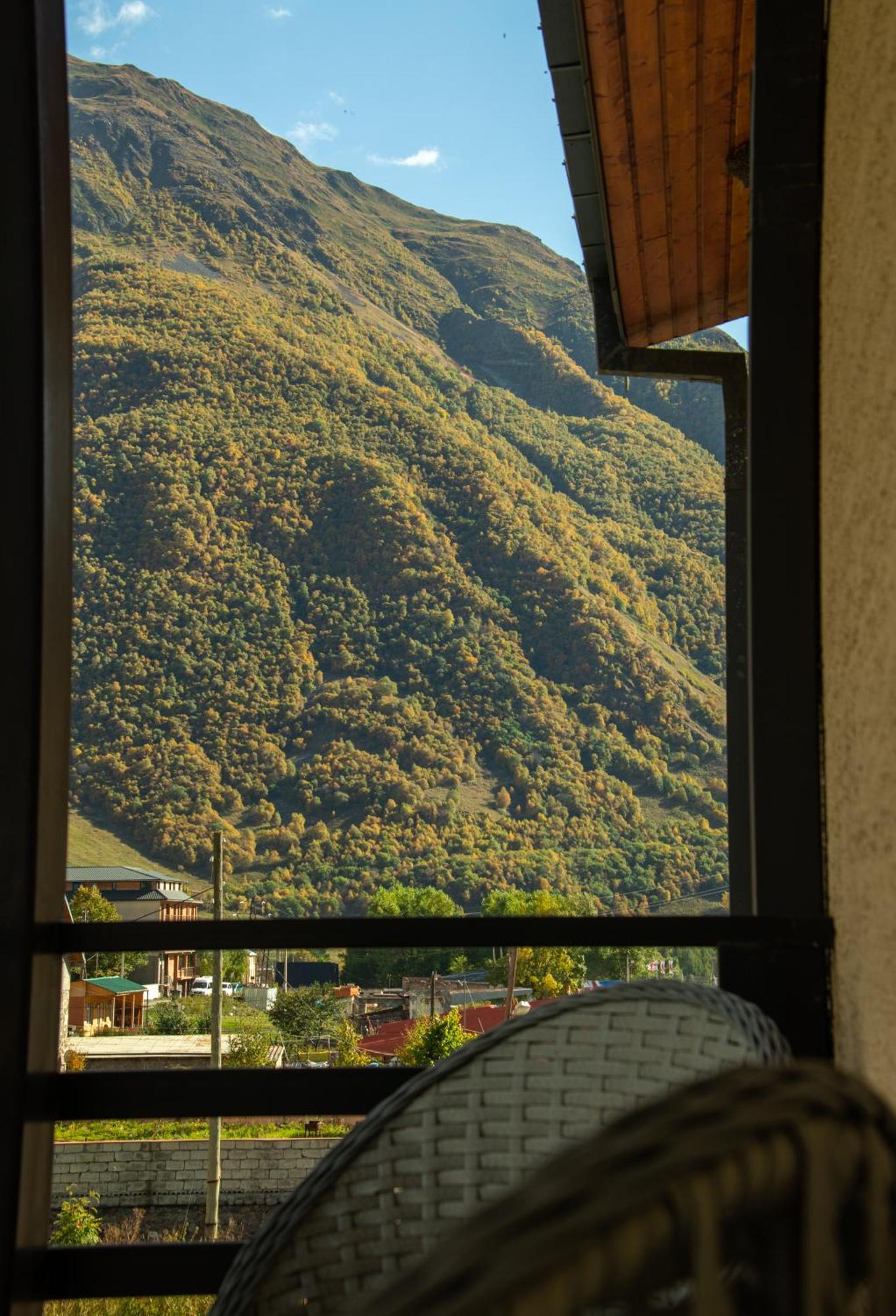 Guest House Oxygen Kazbegi Exteriör bild